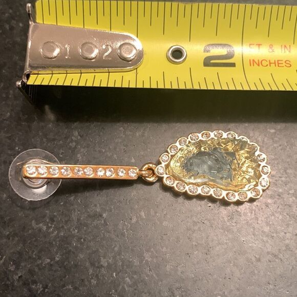 Kara Ross 100021 Green Crystal Dangle Earrings – Gold Tone Textured Drops - Picture 5 of 6